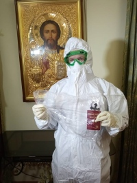 Хабаровские священники будут причащать больных коронавирусом в специальных костюмах