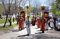 В день жен-мироносиц прихожане Елизаветинского храма прошли Крестным ходом по близлежащему микрорайону