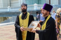 С молитвой по городу: автомобильный Крестный ход с мощами святого Александра Невского прошел в Хабаровске