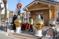 На храм-часовню в честь иконы Божией Матери «Взыскание погибших» установлены купола