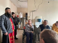 Хабаровский священник поздравил бездомных со светлым праздником Пасхи