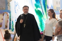 Хабаровский священник посетил благотворительный концерт-аукцион