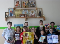 Отдел культуры Хабаровской епархии пополнил библиотеку православной комнаты школы-интерната №4