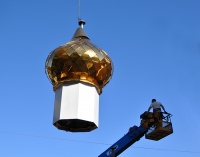 На обновленный храм святого князя Александра Невского установлены купола