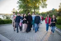 Православная молодежь проводит миссионерские беседы в парке