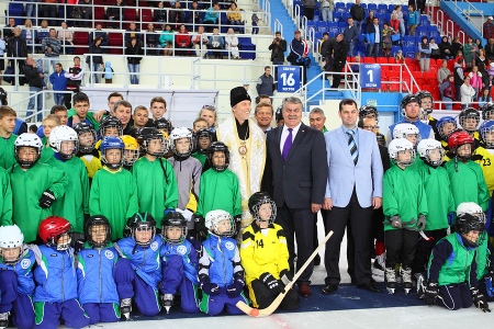 Митрополит Игнатий освятил лед спортивной арены «Ерофей»