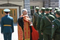 Хабаровский священник благословил сто сорок новобранцев