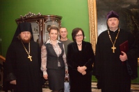 Хабаровские священники поздравили сотрудников Художественного музей с юбилеем