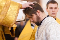 За воскресной литургией в кафедральном соборе Хабаровска совершена диаконская хиротония выпускника духовной семинарии