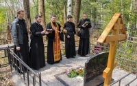 Преподаватели и студенты духовной школы помолились на могилах священнослужителей