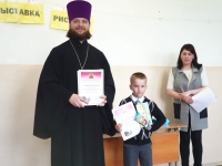 Настоятель воинского храма наградил победителей школьного конкурса «Пасхальный сувенир»