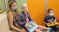 Епархиальный соцотдел поздравил пациентов детской онкологии с Днем защиты детей