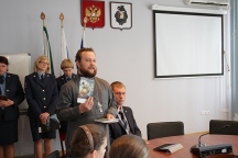 Священнослужитель поздравил молодых хабаровчан с событием получения первого паспорта. 11 июня 2013 г.