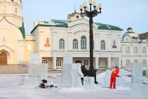 Создание ледовой композиции перед Спасо-Преображенским кафедральным собором,  день первый и второй. 21-22 декабря 2011 г.