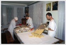 Помощь в просфорне храма святителя Иннокентия Иркутского