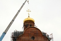 Установка креста на купол храма святой блаженной Матроны в Березовке 23 апреля 2016 г.